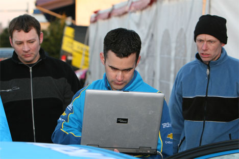 En meget koncentreret race engineer fra Ray Mallock